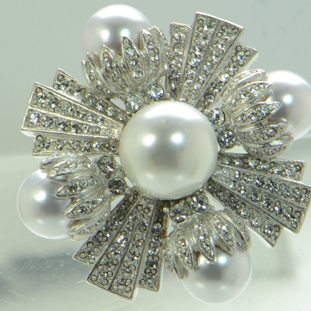 Kenneth Jay Lane KJL Rhodium-Plated Faux Pearl & Rhinestone Cross Pin Br… - Picture 3 of 7